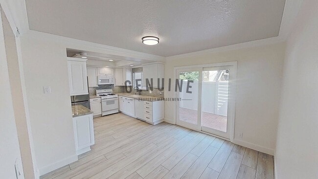 Building Photo - Beautiful 3Bd 2.5Ba Costa Mesa Townhome