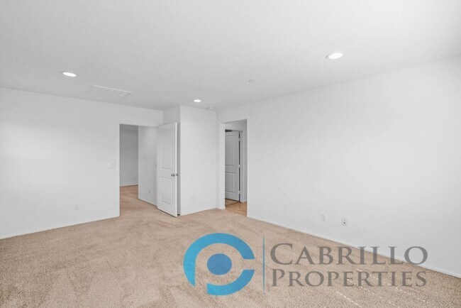 Building Photo - Spacious 3 bedroom Home w/2 car Garage in ...