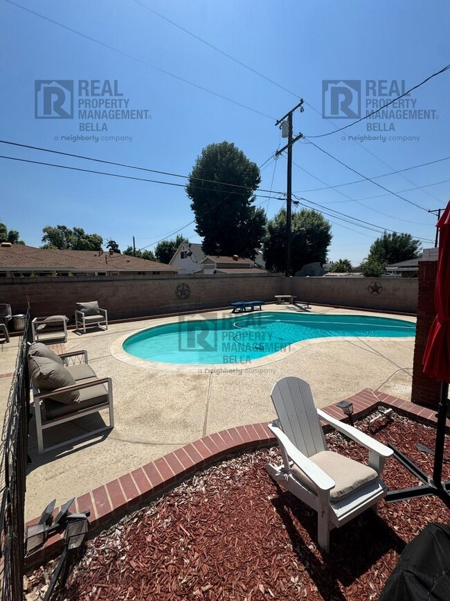 Building Photo - 3-Bed, 2-Bath Oasis in Hemet with Sparklin...
