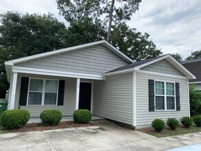 Building Photo - 3 Bedroom, 2 Bath House Available Now