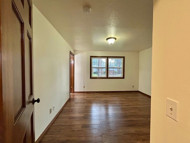 Building Photo - Timeless 5 Bed, 2.5 Bath Home - SW Beaverton