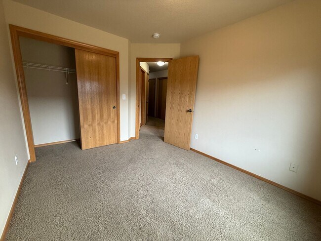 Building Photo - 3 Bed/2.5 Bath Townhome in NE Bend - Mountain Views!