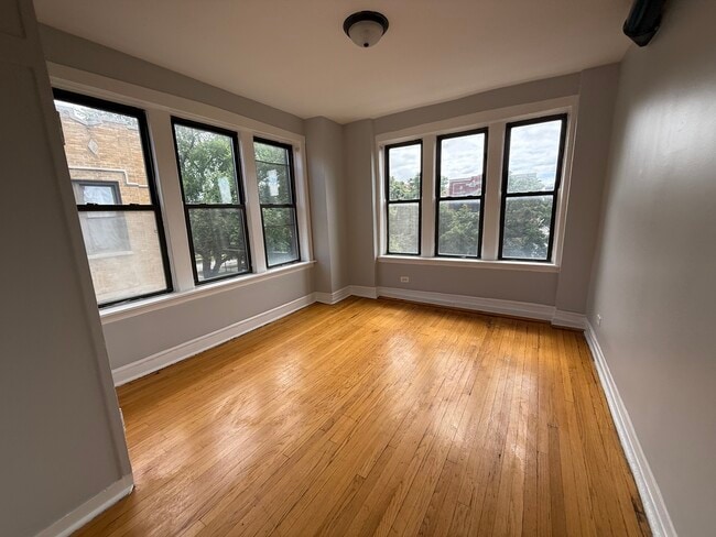 Building Photo - 1020 E Hyde Park Blvd
