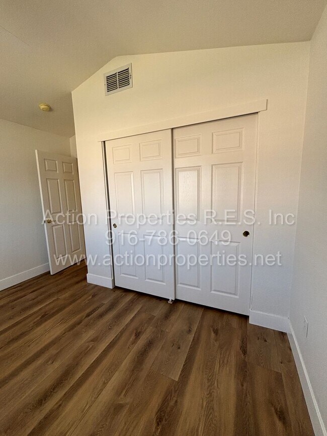 Building Photo - 6000 Buggy Whip Ln