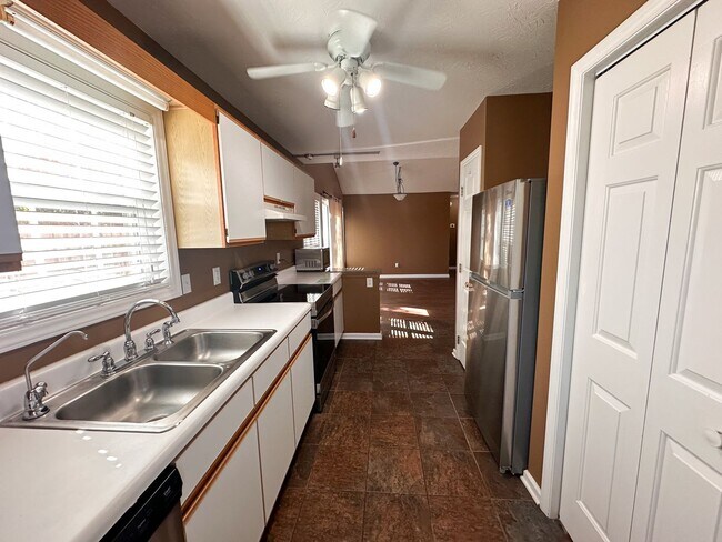 Building Photo - Stunning, pet friendly townhouse located i...