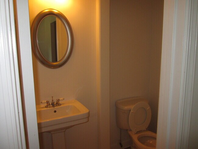 Building Photo - Carver/VCU area. 3 bedrooms, 1.5 bathrooms...