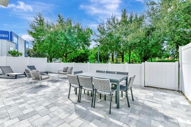 Building Photo - 7770 Sandy Ridge Dr