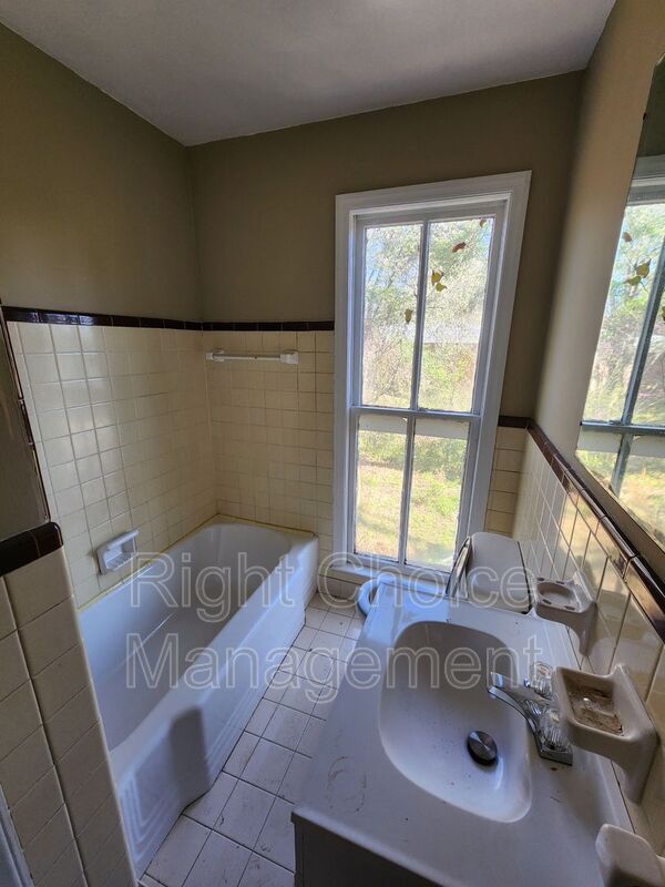 Building Photo - 1097 Bolton Ct