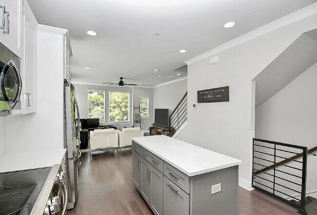 Building Photo - End Unit in SOUTH END