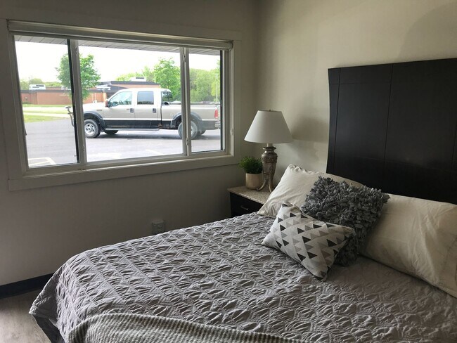Building Photo - Furnished Studio