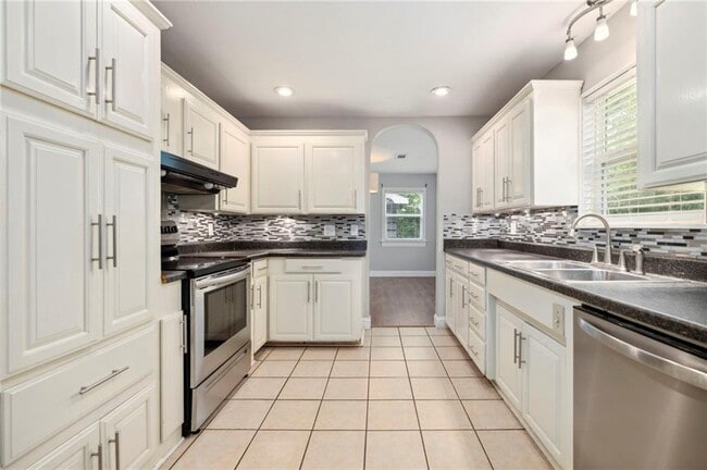 Building Photo - 2312 W Holly St