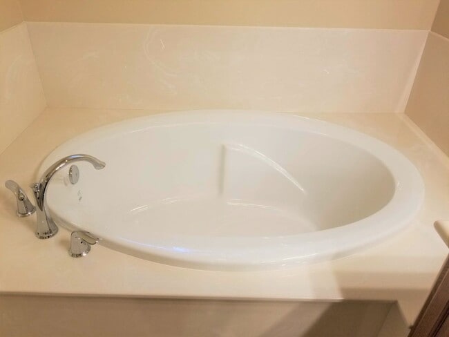 Building Photo - Beautiful, Pet Friendly, Multi-level, 2110 sqft, Luxury Townhouse w/A/C! 3 Bed, 2.5 Bath, + Loft ...