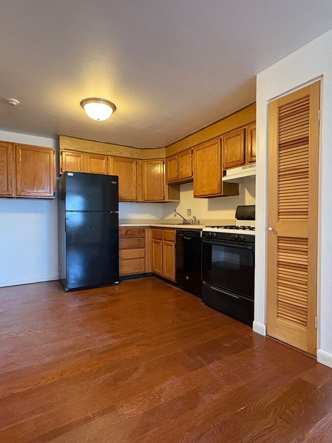 Building Photo - Bright 2-Bedroom Condo in Presidential Par...