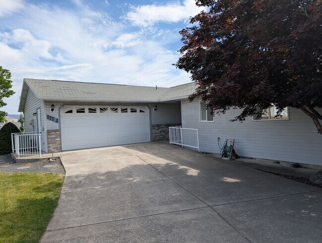 Building Photo - Gorgeous 3 Bedroom 2 Bath Condo - Deck with a View!