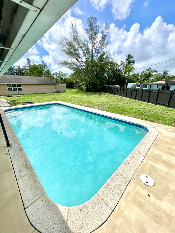 Building Photo - 4430 W Broward Blvd