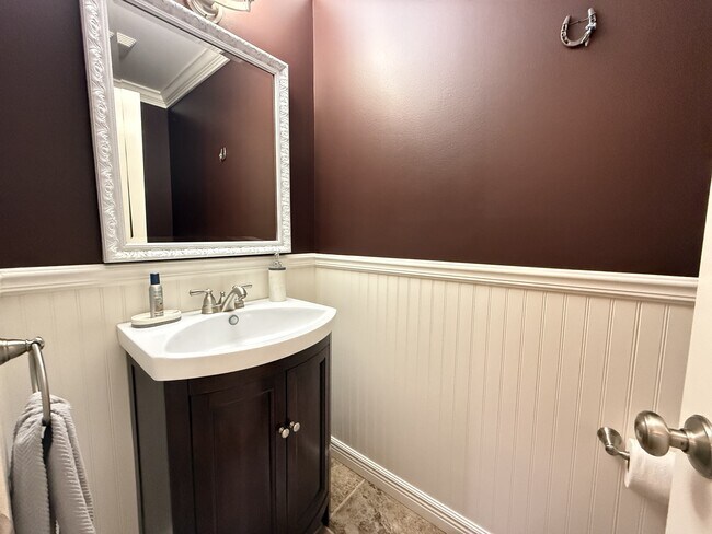 Building Photo - 772 Greenhills Dr