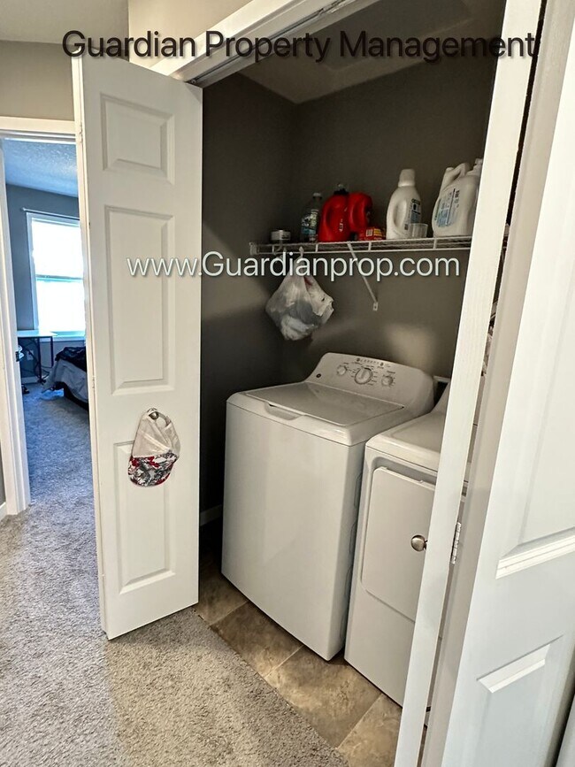 Building Photo - Champlin Town Home, Fireplace, 2 Car Garag...