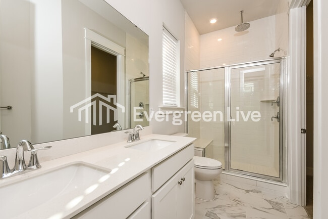 Building Photo - 132 Bloomsbury St