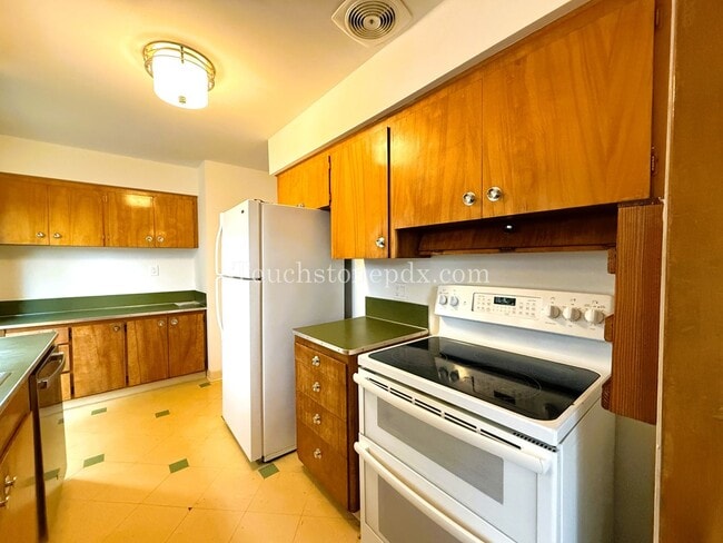 Building Photo - Charming 3-Bedroom Gem with Hardwood Floor...