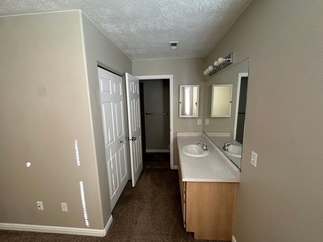 Building Photo - HOME FOR RENT