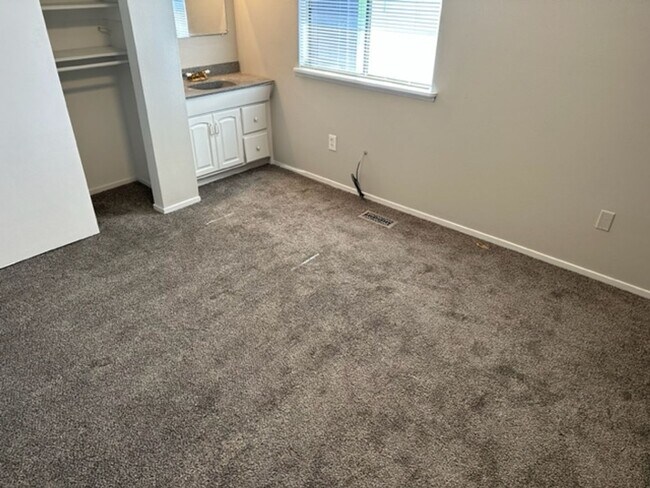 Building Photo - South Ogden town home