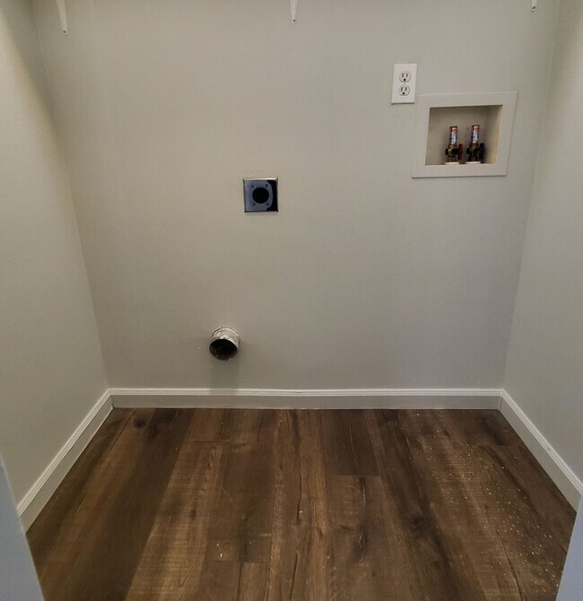 Building Photo - 3 bdrm 1.75 bath in Spanaway gated Lake Park Community $2495