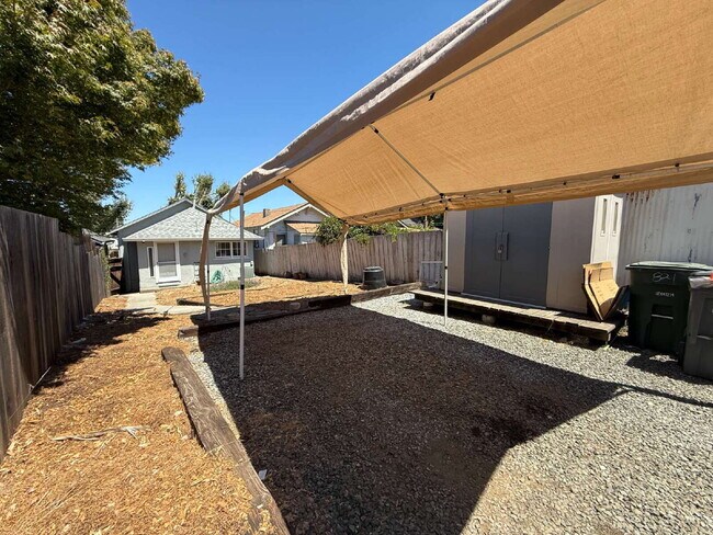 Building Photo - Charming 3-Bedroom Home with Yard – Conven...