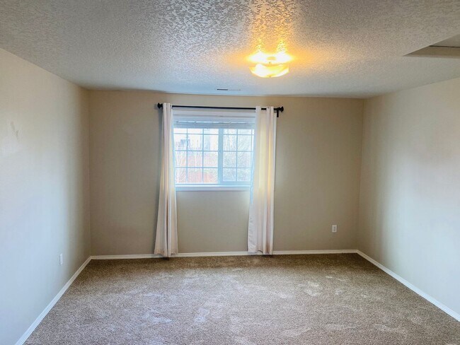 Building Photo - 812 Lark Dr