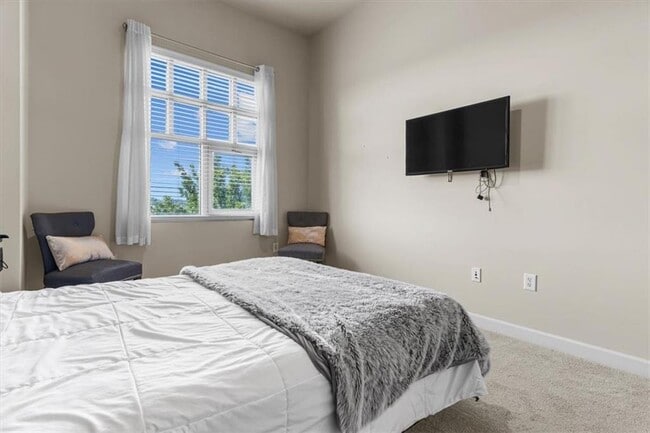 Building Photo - 711 Cosmopolitan Dr NE