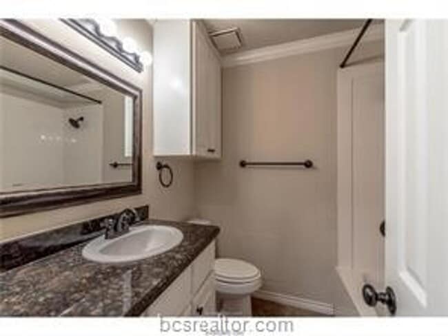 Building Photo - Updated 4 Bed, 2 Bath with Spacious Rooms!