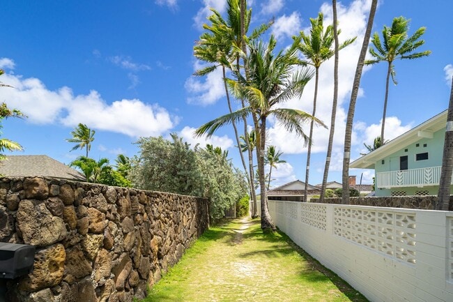 Building Photo - 110 N Kalaheo Ave