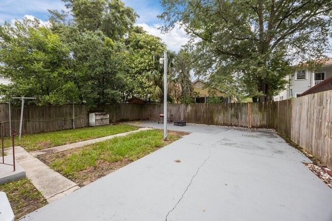 Building Photo - Incredibly Well Maintained & Beautiful Hom...