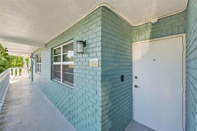 Building Photo - 801 NE 18th Ct