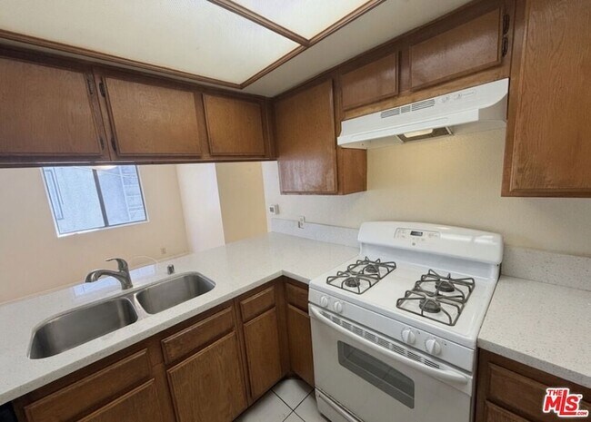 Building Photo - 13406 Moorpark St