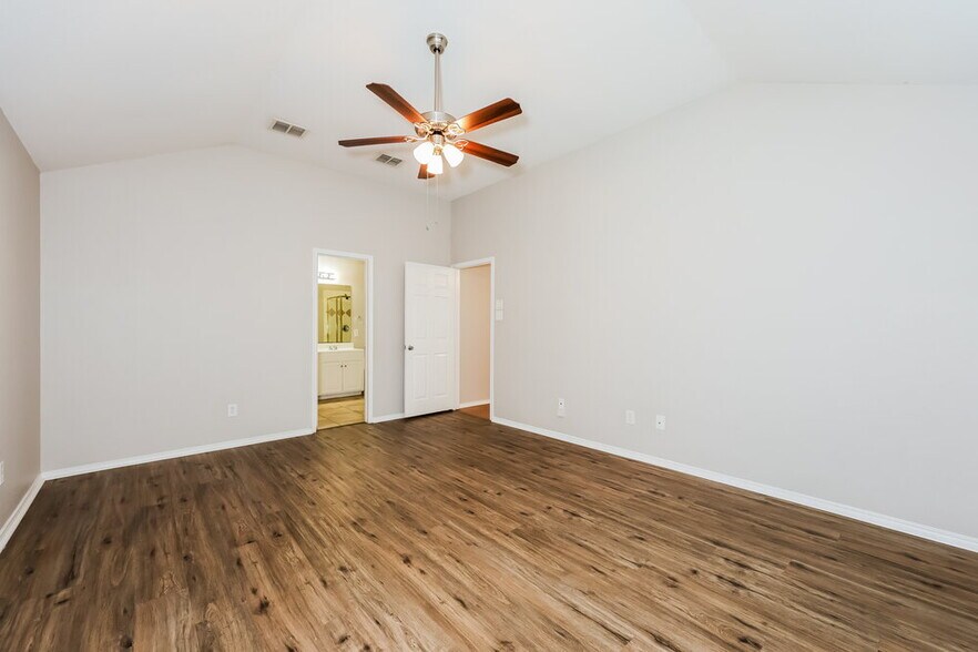 Building Photo - 3020 Meadowbrook Dr