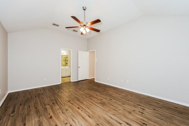 Building Photo - 3020 Meadowbrook Dr