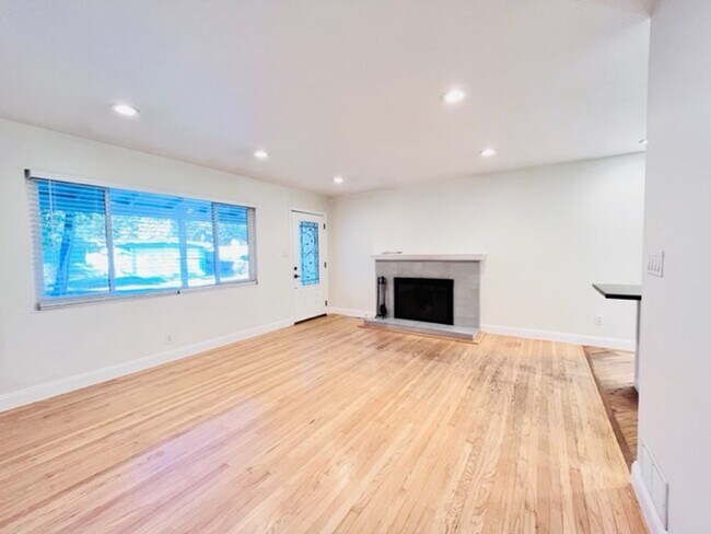 Building Photo - Charming and Move-in Ready 3BD/2BA, Single...