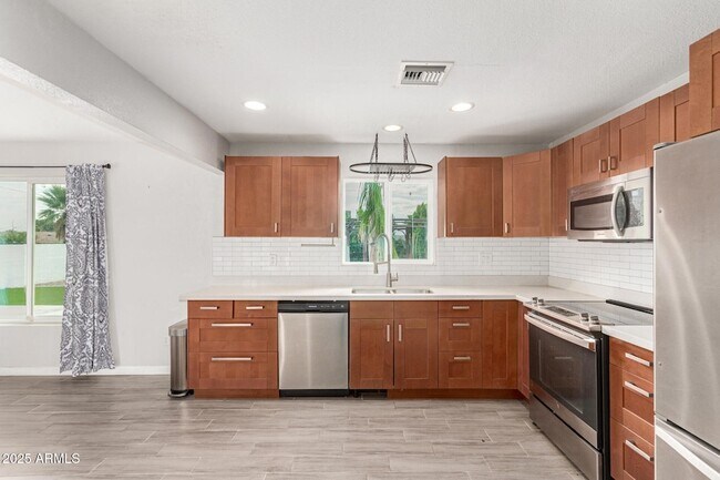 Building Photo - 501 E El Camino Dr