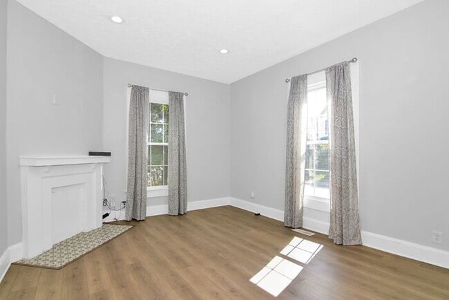 Building Photo - Classic Remodeled Townhome in Windsor Park