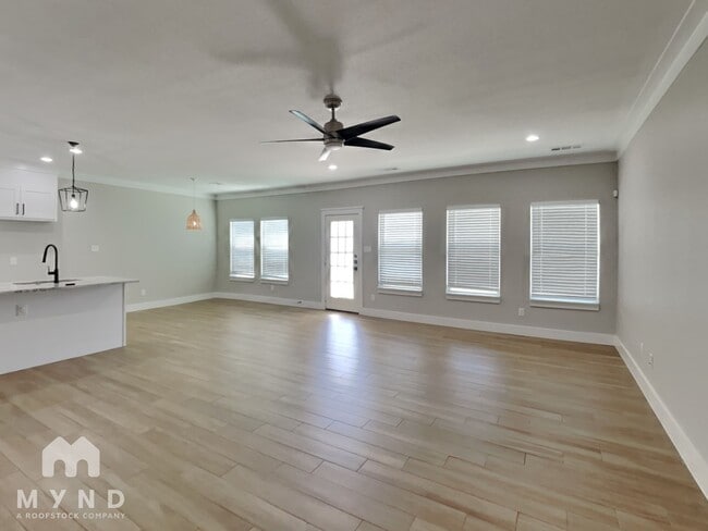 Building Photo - 2417 Creek Dr