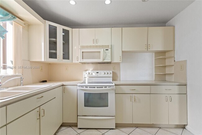 Building Photo - 3521 NW 18th Pl