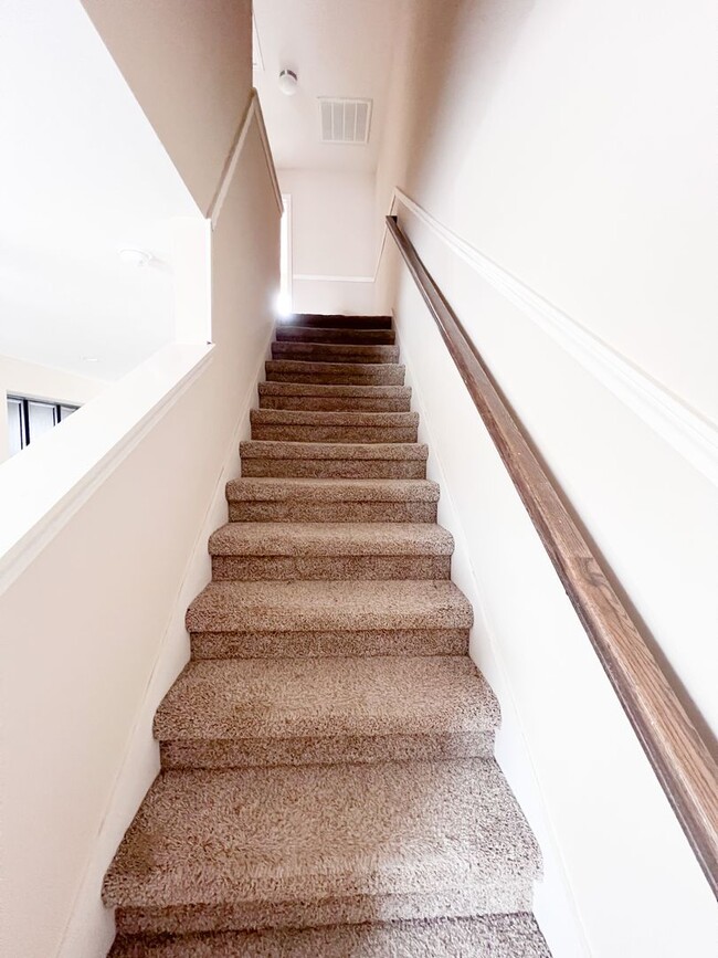 Building Photo - 2 Bedroom 1.5 Bath Townhome