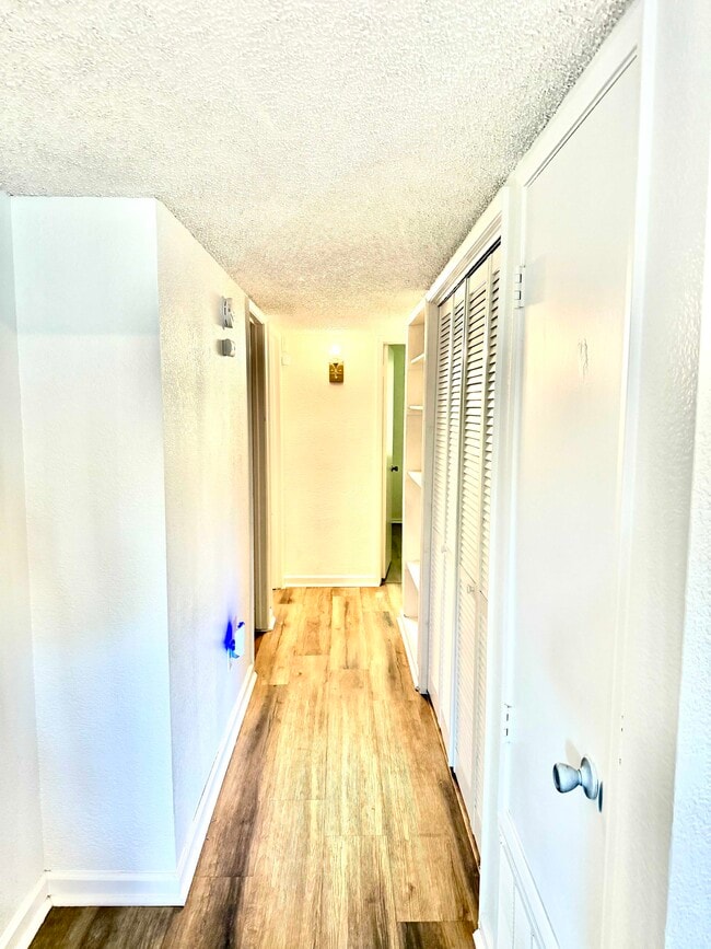 Building Photo - 2713 Harvest Ln