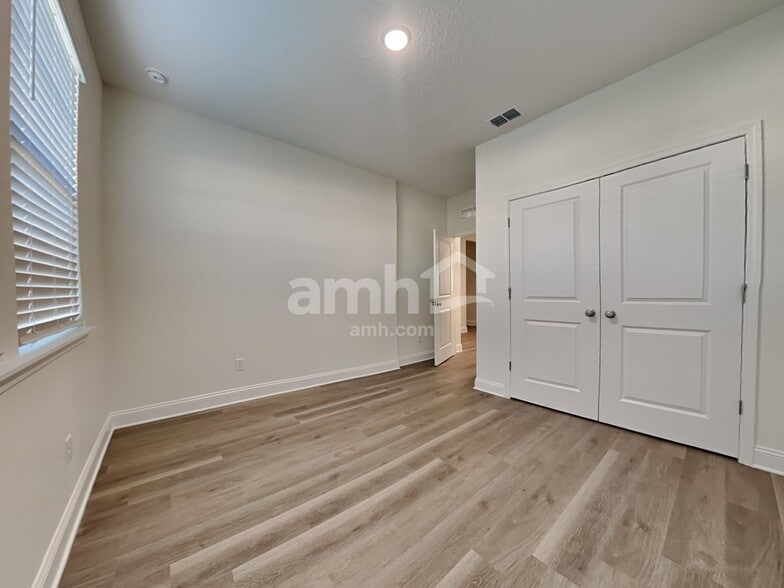 Building Photo - 11649 Hillside Dr