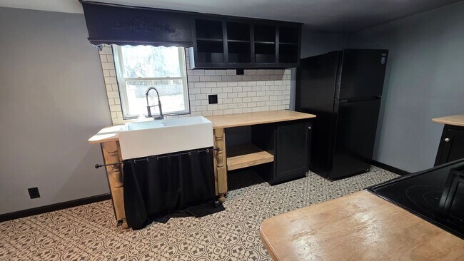 Building Photo - Unique 3 Bedroom Home