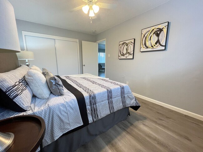 Building Photo - Lone Pine Apartments