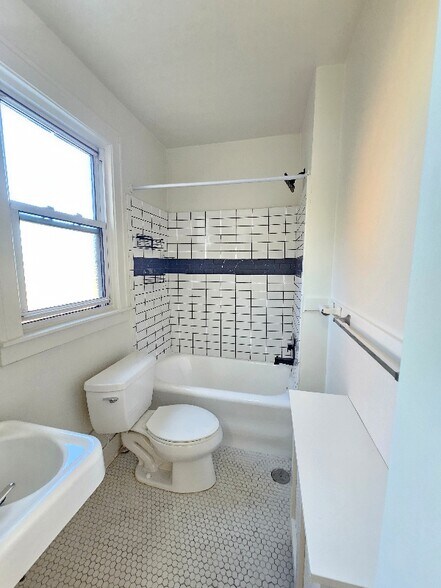 Building Photo - 808 N Main St