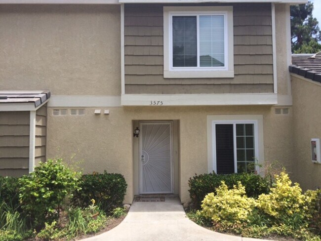 Building Photo - Beautiful 3 BD, 2.5 BA Townhome At The Gro...