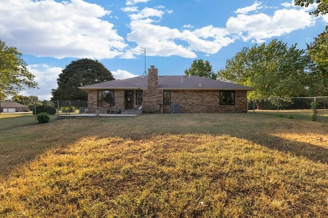 Building Photo - 8430 N Oaklawn Dr