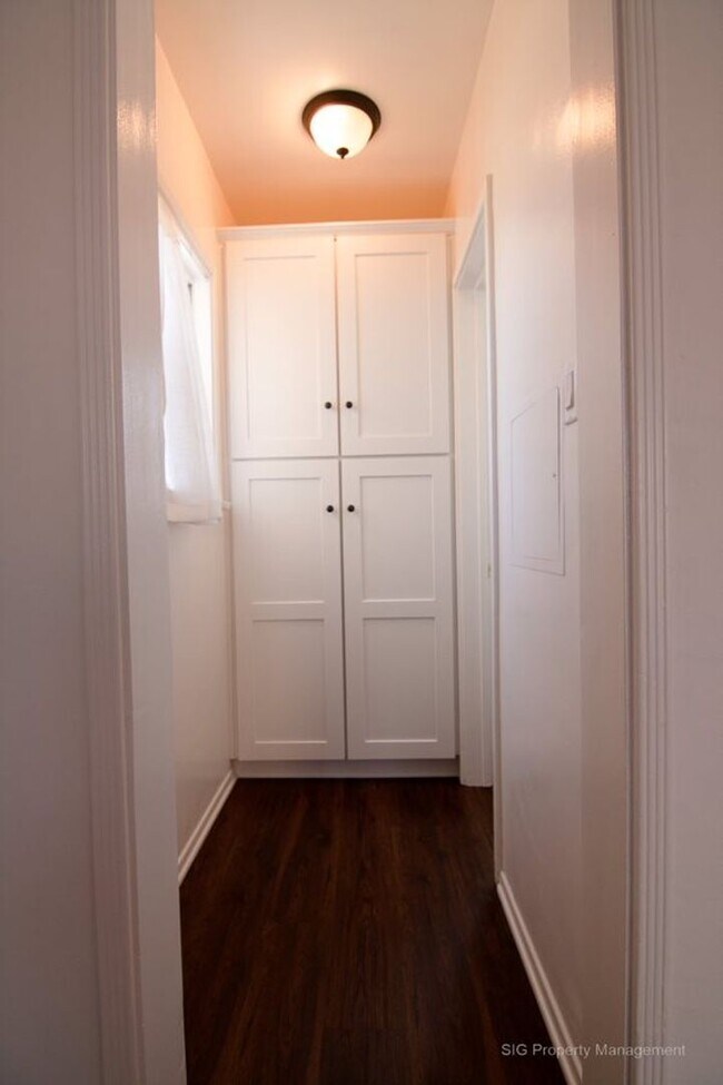 Building Photo - Sunset Drive, 4363-4377